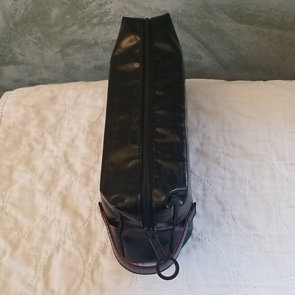 MAC Large Cosmetic Bag & Basic Bitch Eyeshadow - Picture 3 of 5